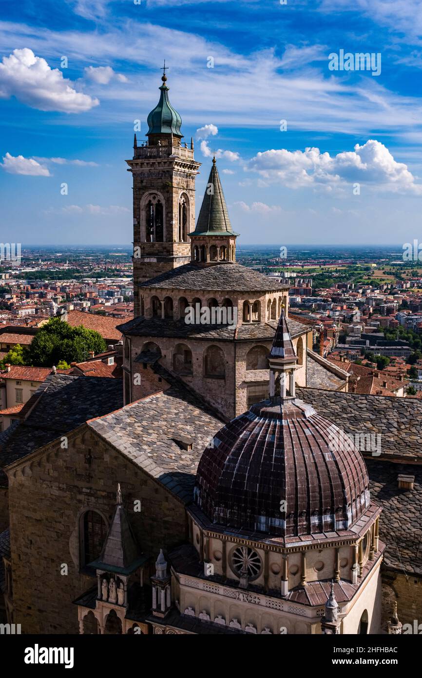 Vue aérienne de la tour Campanone avec les églises Basilique de Santa Maria Maggiore et le dôme de la chapelle Colleoni. Banque D'Images