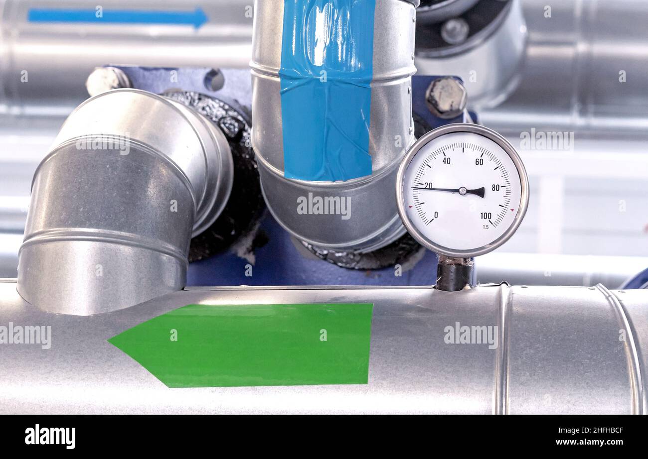 Thermomètre sur le pipeline dans la chaufferie à gaz. Banque D'Images