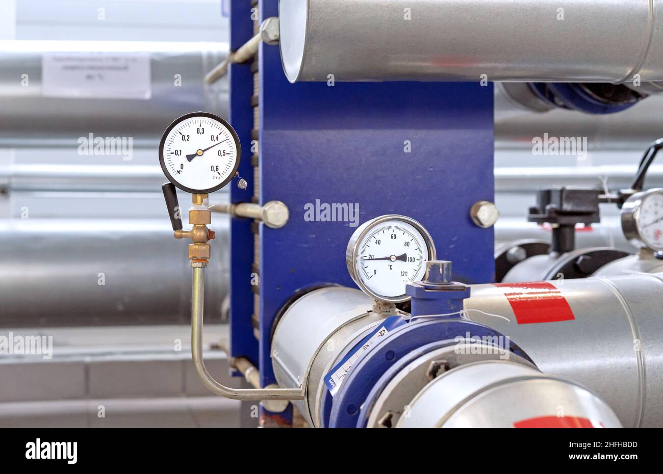 Manomètre et thermomètre sur un pipeline dans une chaufferie à gaz. Banque D'Images