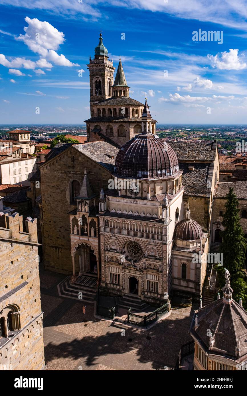Vue aérienne depuis la tour Campanone avec les églises Basilique de Santa Maria Maggiore et Chapelle Colleoni. Banque D'Images