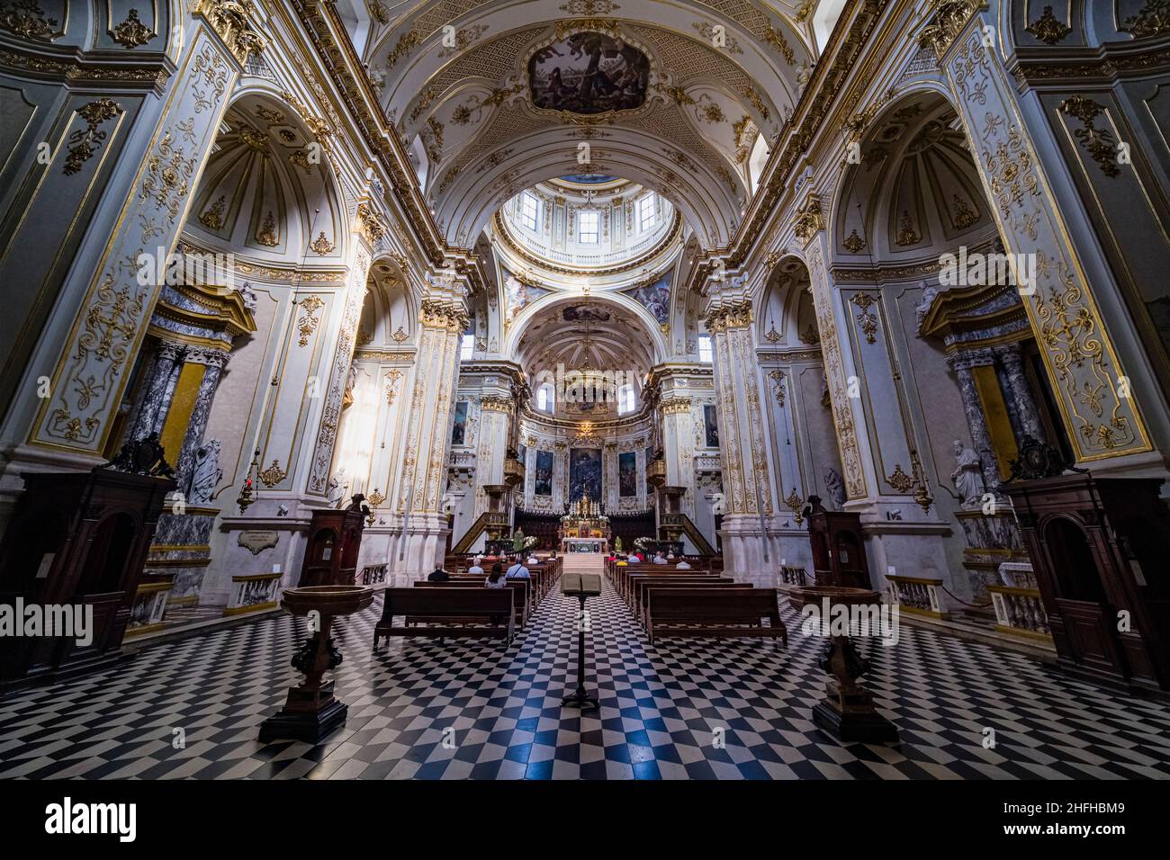 A l'intérieur de l'église Cathédrale de Bergame, Duomo di Bergame, Cattedrale di Sant'Alessandro, en regardant vers le choeur de la cathédrale. Banque D'Images