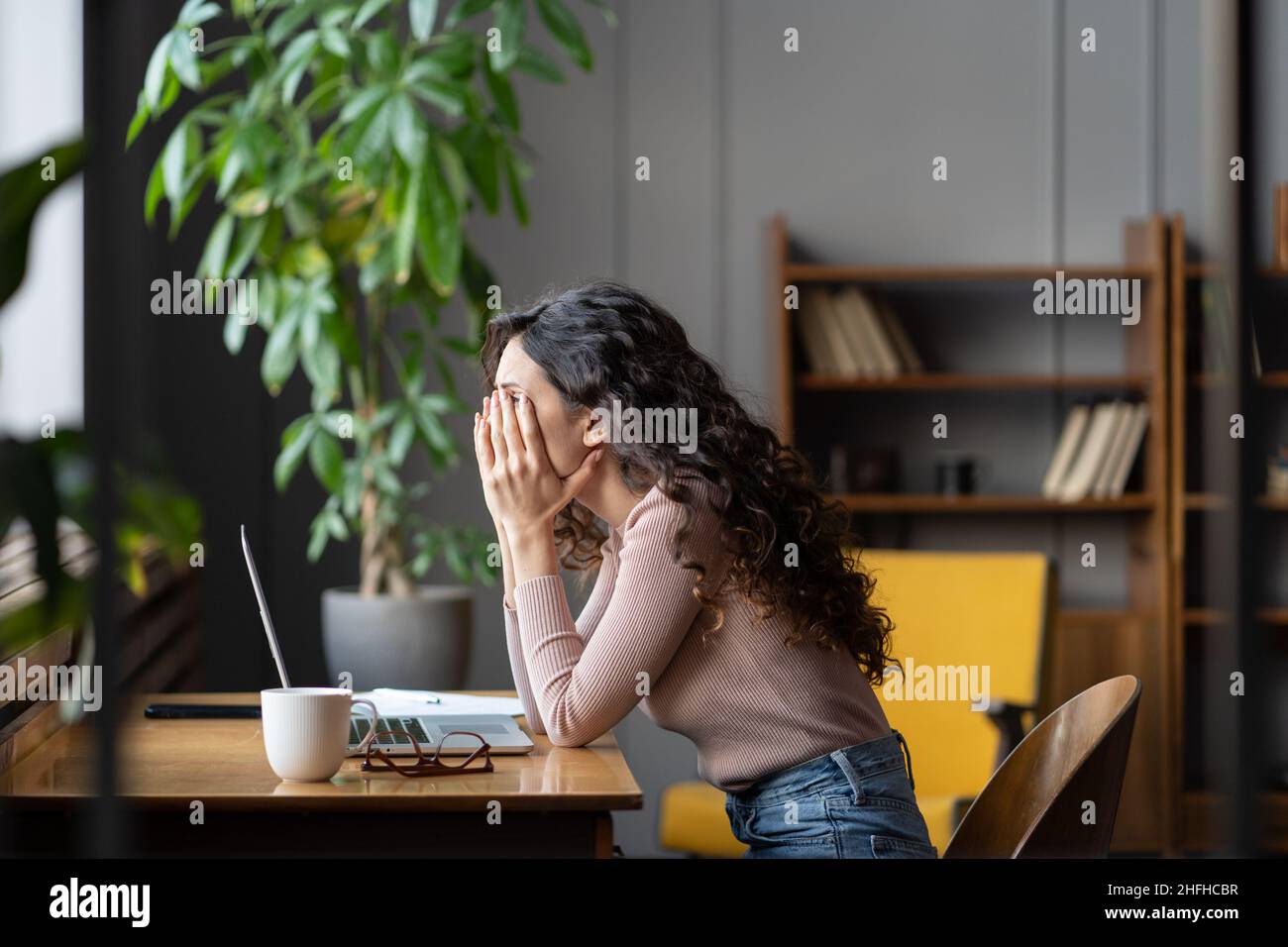 Une employée de bureau déçue, qui a du mal à faire ses tâches, une employée salariée fatiguée et surtravaillée Banque D'Images