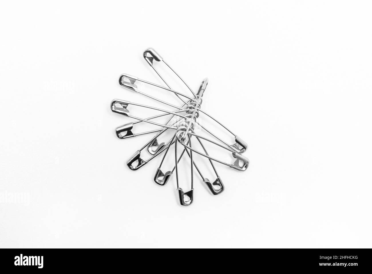 Épingles ou trombones pour vous rappeler des objets sur fond blanc. Banque D'Images