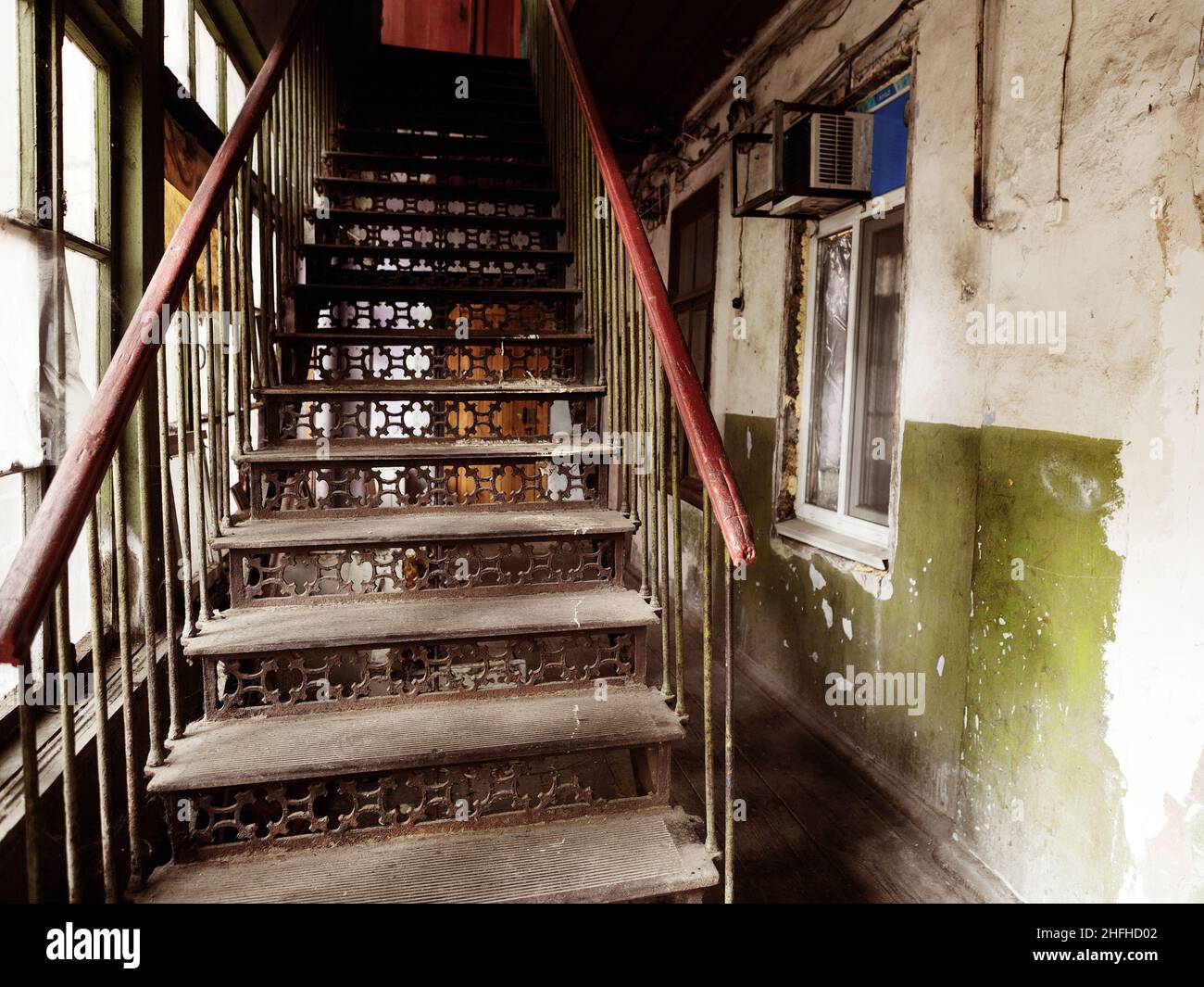 Un vieux escalier en métal menant dans un quartier pauvre de la ville Banque D'Images