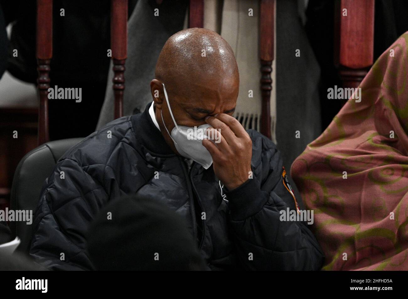 New York, États-Unis.16th janvier 2022.Le maire de New York, Eric Adams, réagit lors d'un enterrement de masse pour les victimes de l'incendie d'un appartement dans le Bronx au Centre culturel islamique, dans le quartier Bronx de New York, le 16 janvier 2022.L'incendie de janvier 9th, qui aurait été causé par un radiateur électrique défectueux, a fait 17 morts, dont 8 enfants dans le feu le plus meurtrier de New York depuis trois décennies.(Photo par Anthony Behar/Sipa USA) crédit: SIPA USA/Alay Live News Banque D'Images