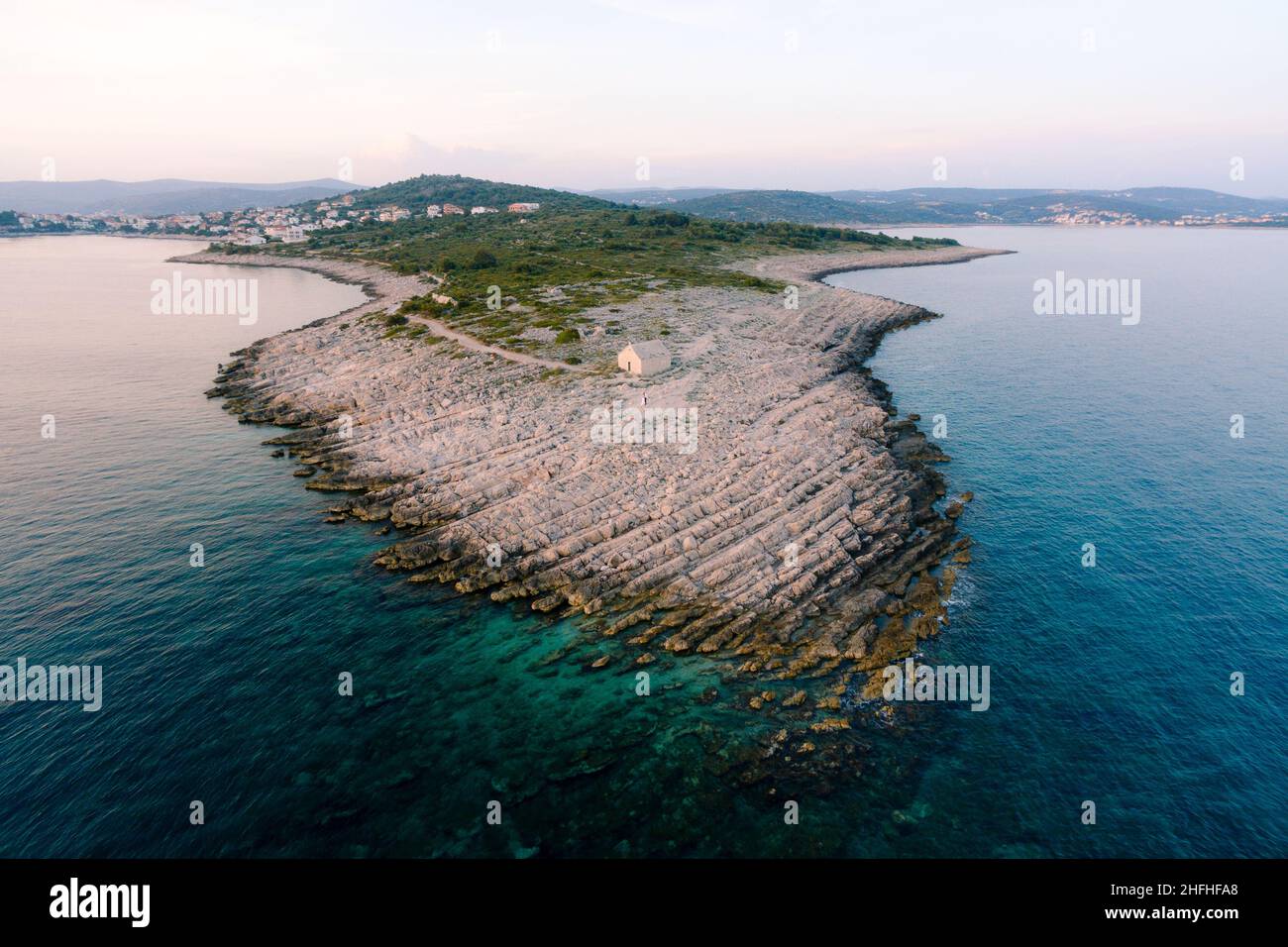 Cap Punta Planca avec une ancienne église en pierre.Vue aérienne Banque D'Images