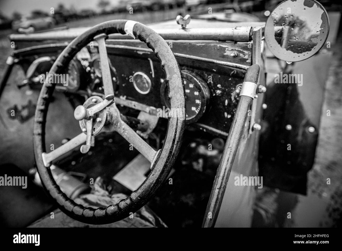 Les membres du club automobile d'Austin 7 avant la guerre qui participent à l'épreuve de la colline du mémorial Dave Wilcox dans des conditions très humides, glissantes et boueuses. Banque D'Images