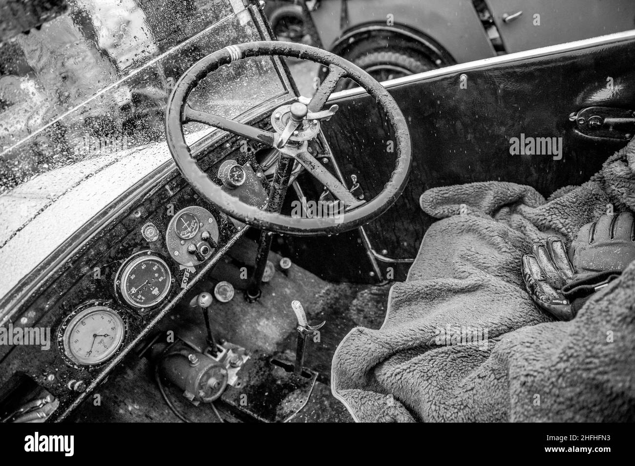 Les membres du club automobile d'Austin 7 avant la guerre qui participent à l'épreuve de la colline du mémorial Dave Wilcox dans des conditions très humides, glissantes et boueuses. Banque D'Images