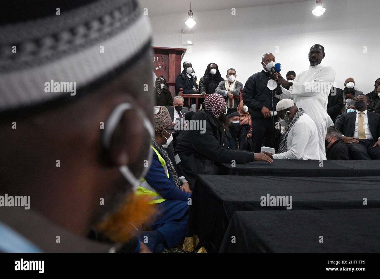 New York, États-Unis.16th janvier 2022.Le maire de New York, Eric Adams, parle lors d'un enterrement de masse pour les victimes de l'incendie d'un appartement dans le Bronx au Centre culturel islamique, dans le quartier du Bronx de New York, le 16 janvier 2022.L'incendie de janvier 9th, qui aurait été causé par un radiateur électrique défectueux, a fait 17 morts, dont 8 enfants dans le feu le plus meurtrier de New York depuis trois décennies.(Photo par Anthony Behar/Sipa USA) crédit: SIPA USA/Alay Live News Banque D'Images