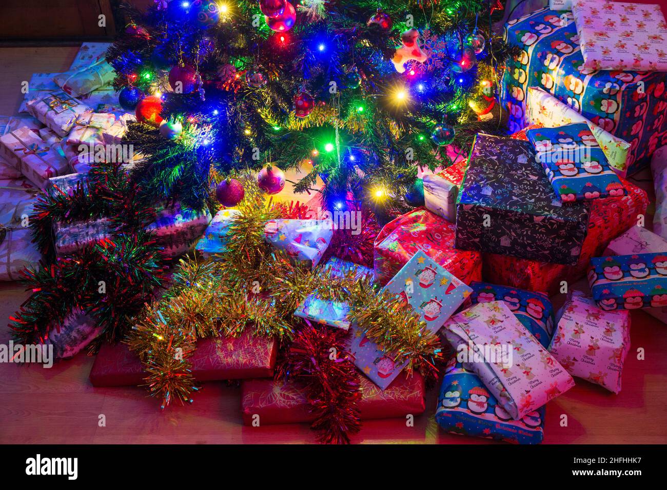 Cadeau de Noël sous un sapin de Noël artificiel. Banque D'Images
