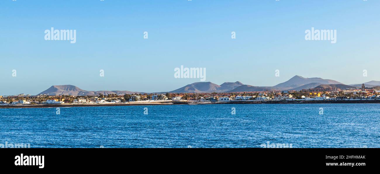 Côte à Corralejo avec des maisons à l'île des canaries Fuerteventura Banque D'Images