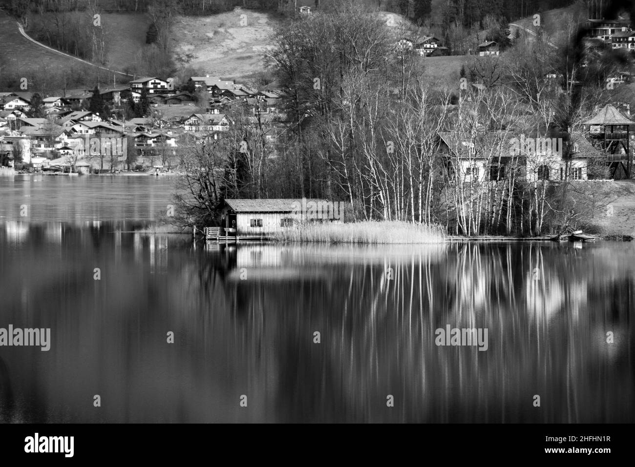 Reflet pittoresque d'une promenade à bateaux sur une île du lac Schliersee, alpes bavaroises en Allemagne Banque D'Images