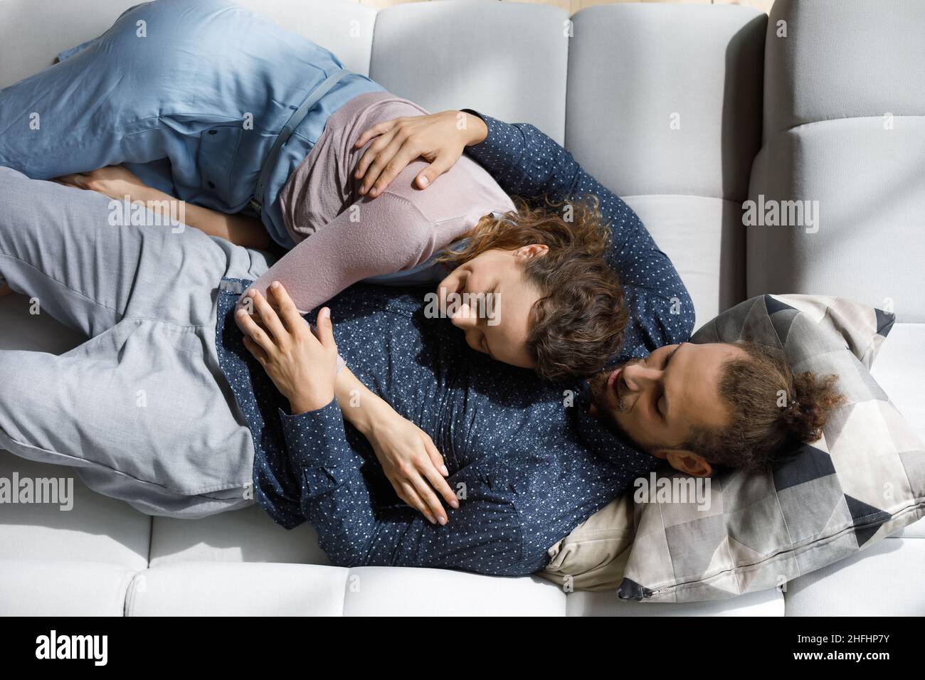 Un couple affectueux et aimant se reposant sur un canapé confortable. Banque D'Images