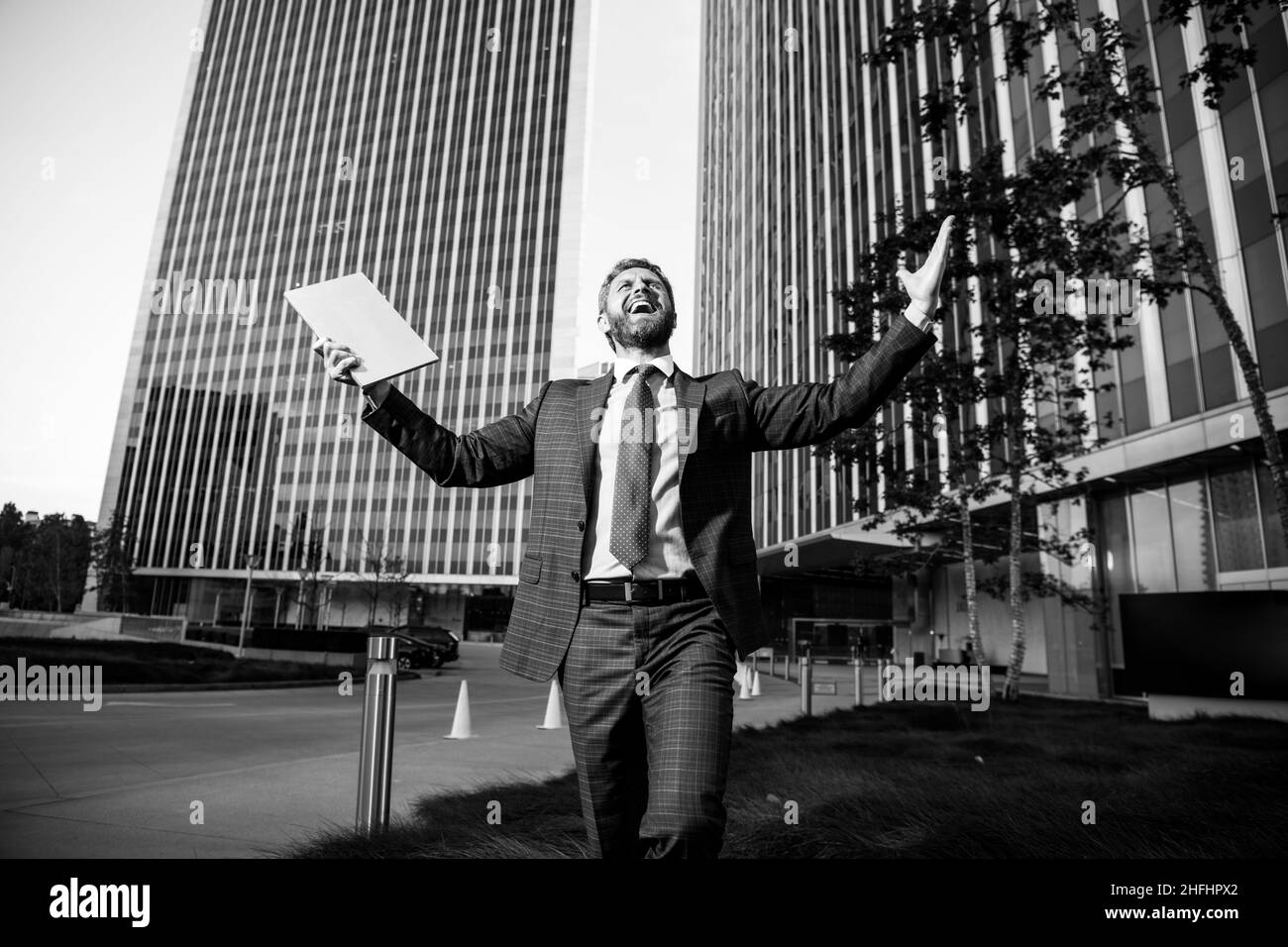 Portrait d'un homme d'affaires élégant utilisant un ordinateur portable à l'extérieur. Banque D'Images