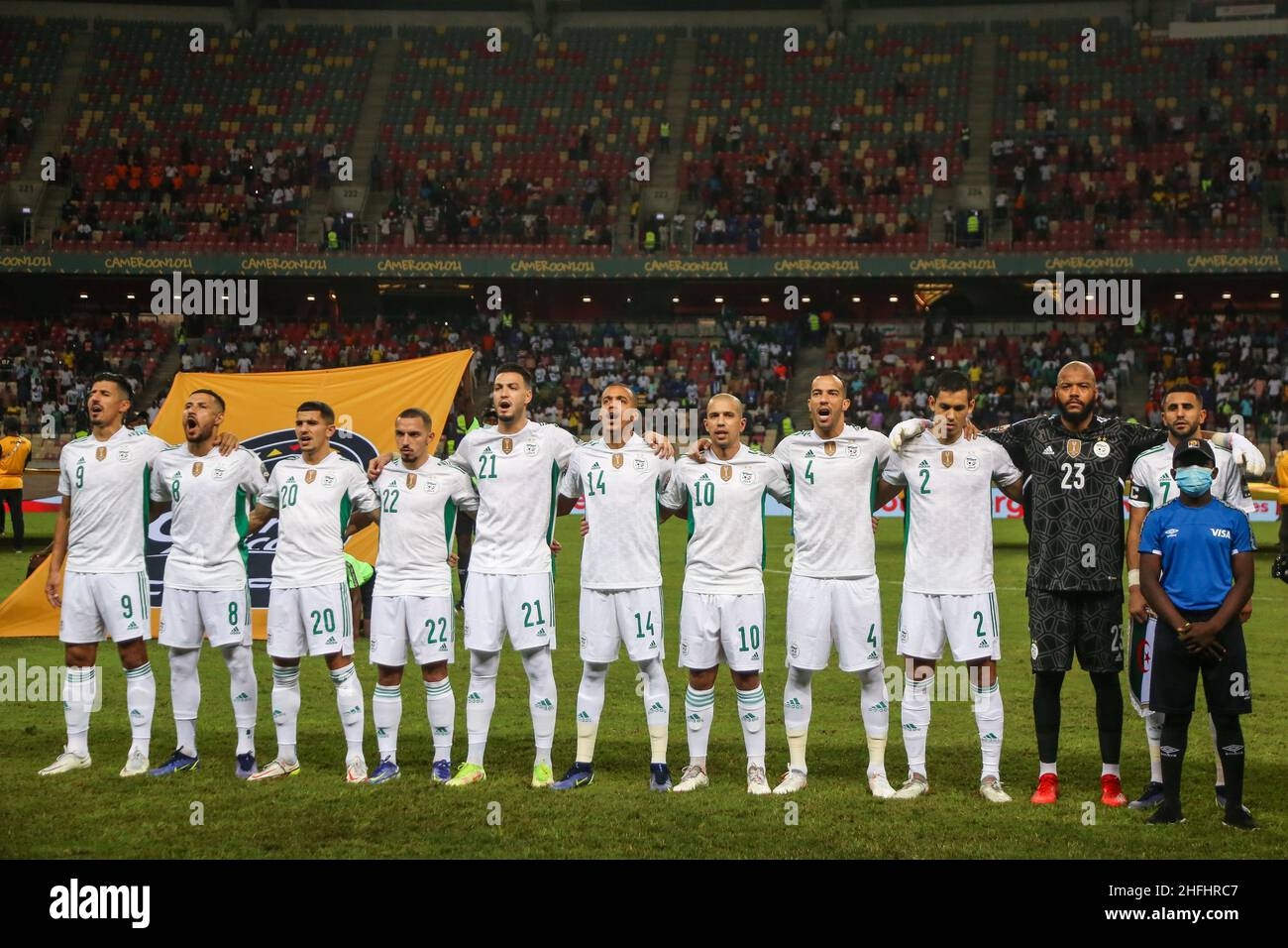Douala, CAMEROUN - JANVIER 16 : l'équipe d'Algérie s'est formée de gauche à Bagdad Bounedjah, Youcef Belaili, Youcef Atal, Ismael Bennacer, Ramy Bensebaini,Sofiane Bendebka, Sofiane Feghouli, Djamel Eddine Benlamri, Aissa Mandi, Rais m'Bolhi lors de la coupe d'Afrique des Nations du groupe E match entre l'Algérie et la Guinée équatoriale au Stade de Japoma le 16 2022 janvier à Douala, Cameroun.(Photo de SF) crédit: Sebo47/Alay Live News Banque D'Images