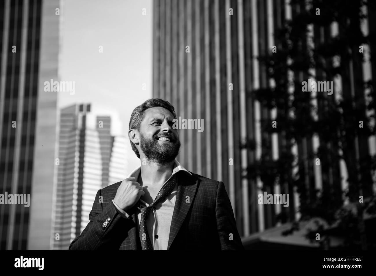 Homme d'affaires en colère. Hurlant, un homme d'affaires furieux devient fou. Mauvaises nouvelles d'affaires. Banque D'Images