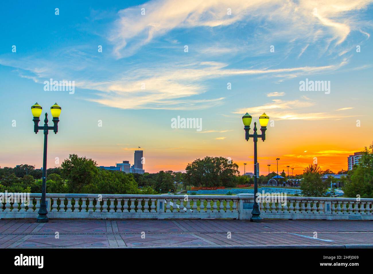 Coucher de soleil dans le centre-ville de Houston à un pont avec de vieilles lanternes classiques et vous appâts en arrière-plan Banque D'Images