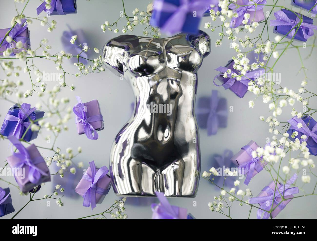 Esthétique de la Grèce antique, buste avec boîtes cadeaux dans la couleur lilas tendance.Photo de haute qualité Banque D'Images