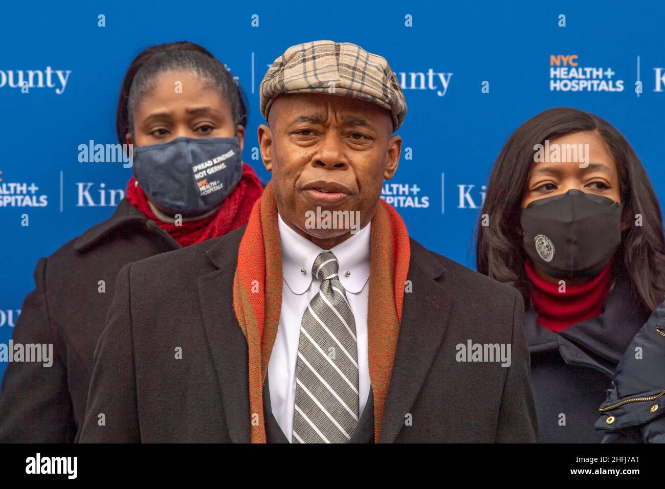 New York, États-Unis.16th janvier 2022.Le maire de New York, Eric Adams, prend la parole lors d'une conférence de presse sur la santé maternelle à l'extérieur de l'hôpital Kings County de New York.Clarke et Antonio Reynoso, président du Borough de Brooklyn, ont tenu une conférence de presse en dehors de l'hôpital du comté de Kings à Brooklyn pour appeler à un financement critique pour traiter la crise de mortalité maternelle parmi les femmes noires et éliminer le biais racial dans les soins maternels.Crédit : SOPA Images Limited/Alamy Live News Banque D'Images