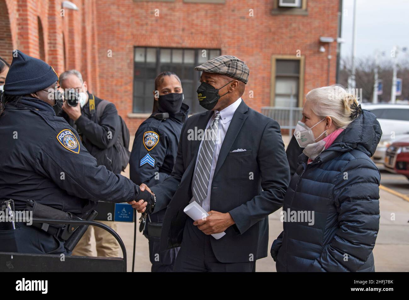 New York, États-Unis.16th janvier 2022.Le maire Adams et le sénateur Gilliband arrivent à une conférence de presse à l'extérieur de l'hôpital Kings County de New York. Le sénateur Gilliband se joint au maire Adams,Clarke et Antonio Reynoso, président du Borough de Brooklyn, ont tenu une conférence de presse en dehors de l'hôpital du comté de Kings à Brooklyn pour appeler à un financement critique pour traiter la crise de mortalité maternelle parmi les femmes noires et éliminer le biais racial dans les soins maternels.Crédit : SOPA Images Limited/Alamy Live News Banque D'Images