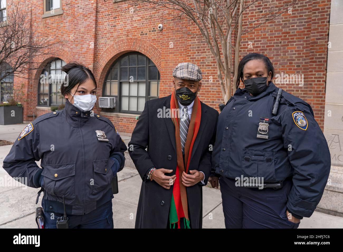 New York, États-Unis.16th janvier 2022.Le maire Eric Adams pose avec des policiers de la NYPD à l'extérieur de l'hôpital Kings County de New York. Le sénateur Gilliband se joint au maire Adams,Clarke et Antonio Reynoso, président du Borough de Brooklyn, ont tenu une conférence de presse en dehors de l'hôpital du comté de Kings à Brooklyn pour appeler à un financement critique pour traiter la crise de mortalité maternelle parmi les femmes noires et éliminer le biais racial dans les soins maternels.Crédit : SOPA Images Limited/Alamy Live News Banque D'Images