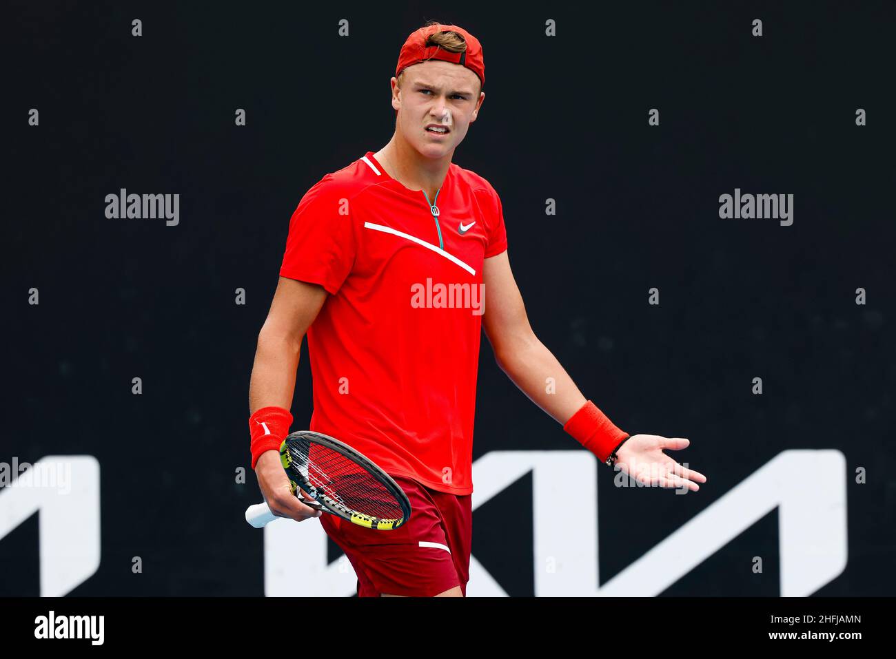 Melbourne, Australie, 17th janvier 2022.Holger Runde, originaire du Danemark, est en action lors du tournoi australien Open tennis Grand Chelem de Melbourne Park en 2022.Frank Molter/Alamy Actualités en direct Banque D'Images