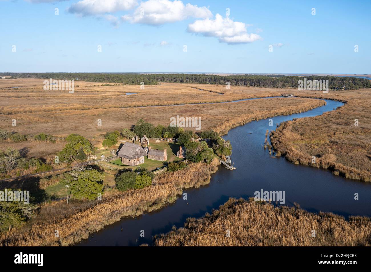 Vue aérienne du site historique de fort King George, le plus ancien fort anglais sur la côte de Géorgie du 17th siècle avec palissade en bois, ports d'armes à feu pour la cannes Banque D'Images