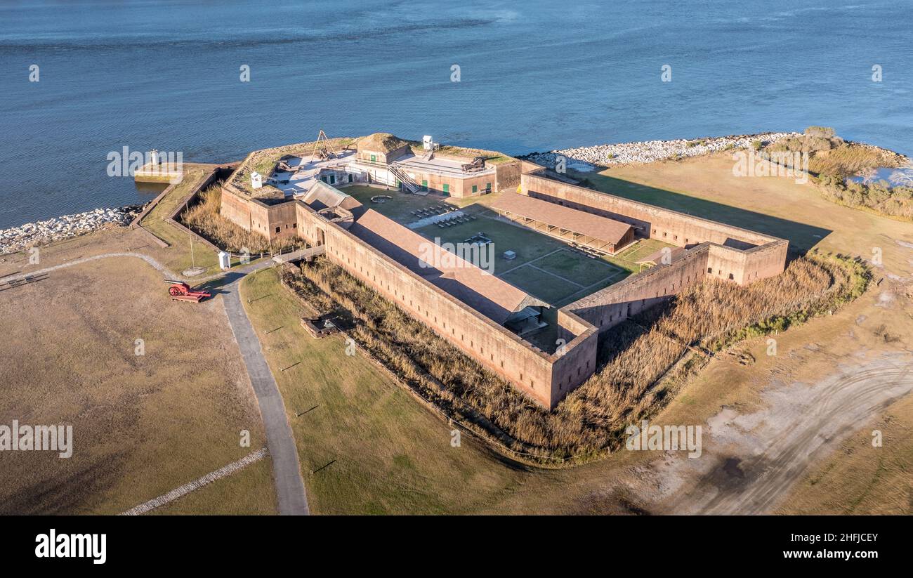 Vue aérienne de l'ancien fort Jackson sur la rivière Savannah à la frontière de la Géorgie et de la Caroline du Sud, le plus ancien fort confédéré de briques debout avec la rivière v Banque D'Images