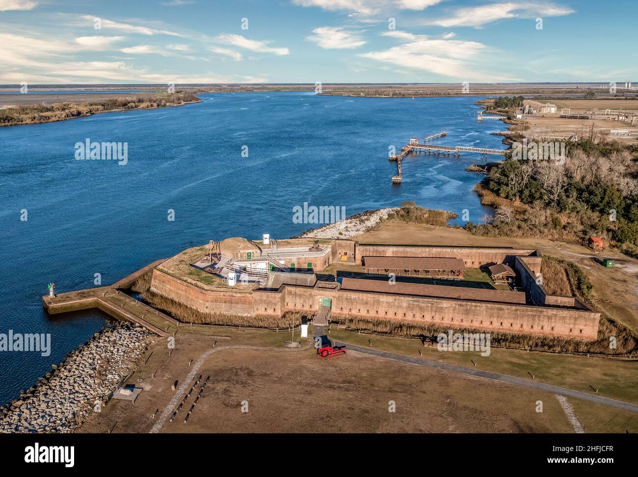 Vue aérienne de l'ancien fort Jackson sur la rivière Savannah à la frontière de la Géorgie et de la Caroline du Sud, le plus ancien fort confédéré de briques debout avec la rivière v Banque D'Images