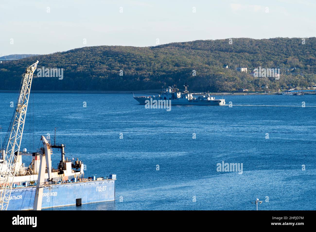 Vladivostok, Russie - 11 octobre 2021 : paysage marin avec vue sur les navires Banque D'Images