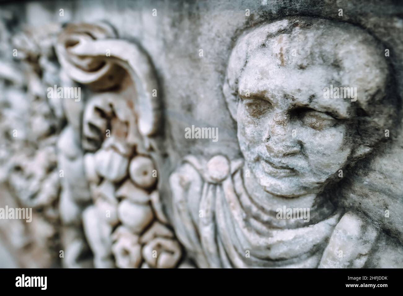 Faites face au relief sur le tombeau dans la ville antique d'Éphèse, en Turquie. Banque D'Images