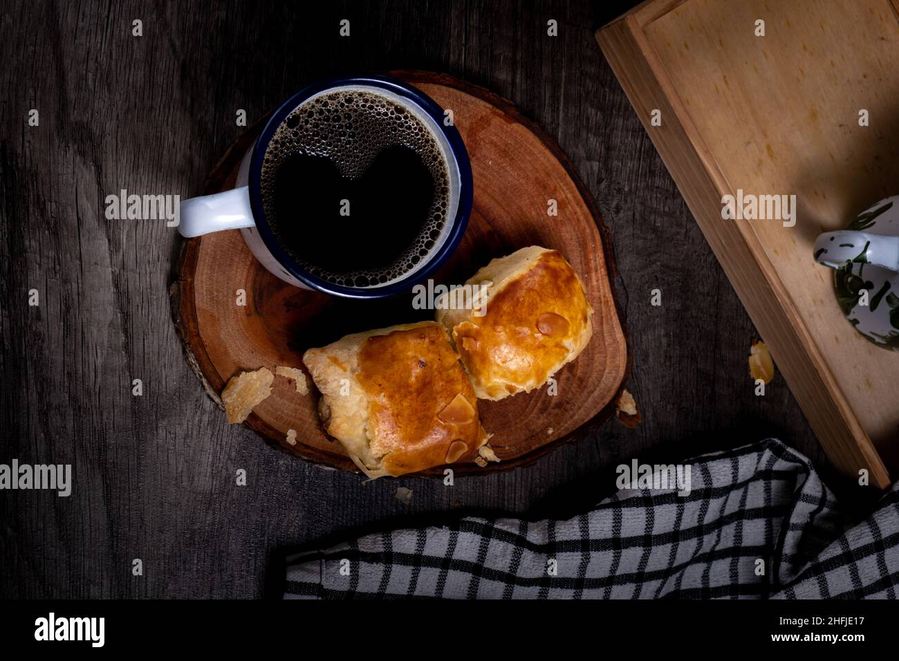 Bollen, Molen, ou Bolen, pain de pâtisserie rempli de bananes, est une combinaison de recettes hollandaises qui ont été adaptées aux goûts des Indonésiens. Banque D'Images