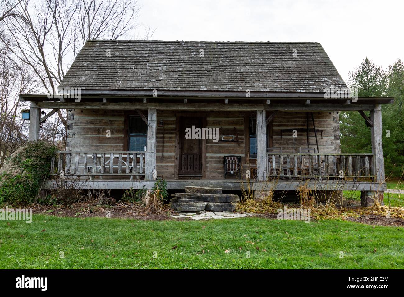 'À côté de Still Waters' est une cabane rustique en rondins dans le comté d'Allen, Indiana, États-Unis. Banque D'Images