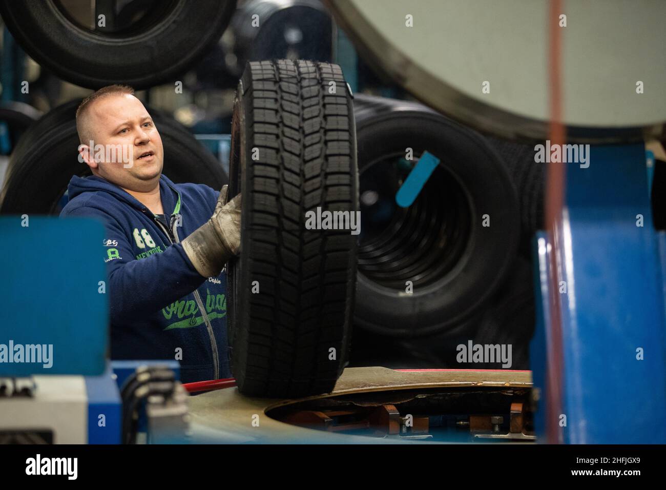 Dissen, Allemagne.15th décembre 2021.Thomas Pietka évalue le processus de  vulcanisation sur un pneu rechapé.En Allemagne, 570 000 pneus mis au rebut  sont produits chaque année.Jusqu'à présent, les pneus rechapés n'ont pas  connu