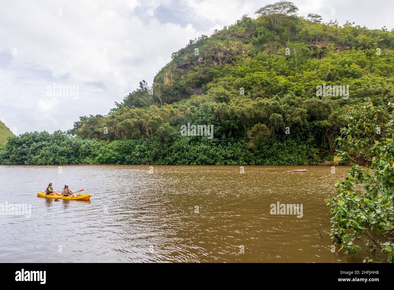 Kauai, Hawaï - 9 décembre 2021 : paysage tropical pittoresque près de la rivière Wailua et du village hawaïen de Kamokila sur l'île de Kauai, Hawaï.Les gens kayak o Banque D'Images