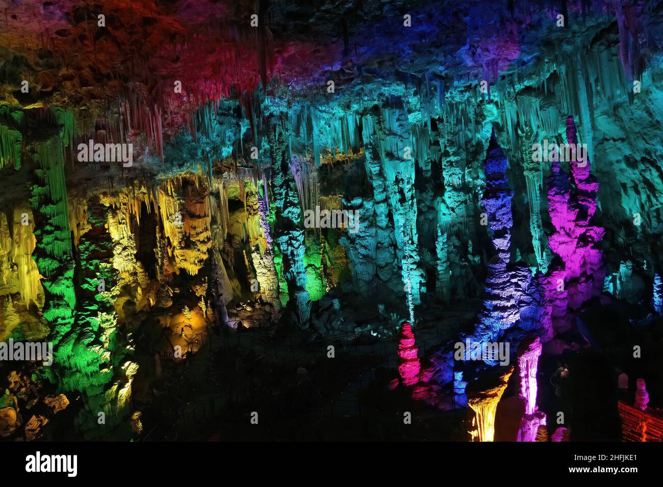 Mejannes-le-Clap, Gard, France 07 30 2013, couleurs incroyables du monde du conte de fées de la Grotte de salamandre et de ses stalagmites Crystal Giants Banque D'Images