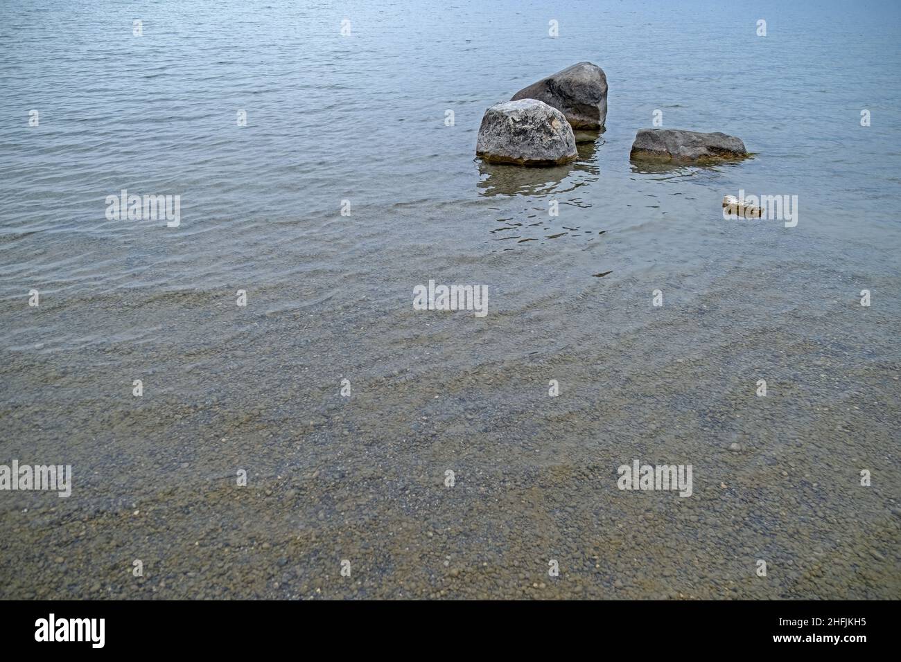 lac peu profond, avec de grandes et petites pierres Banque D'Images
