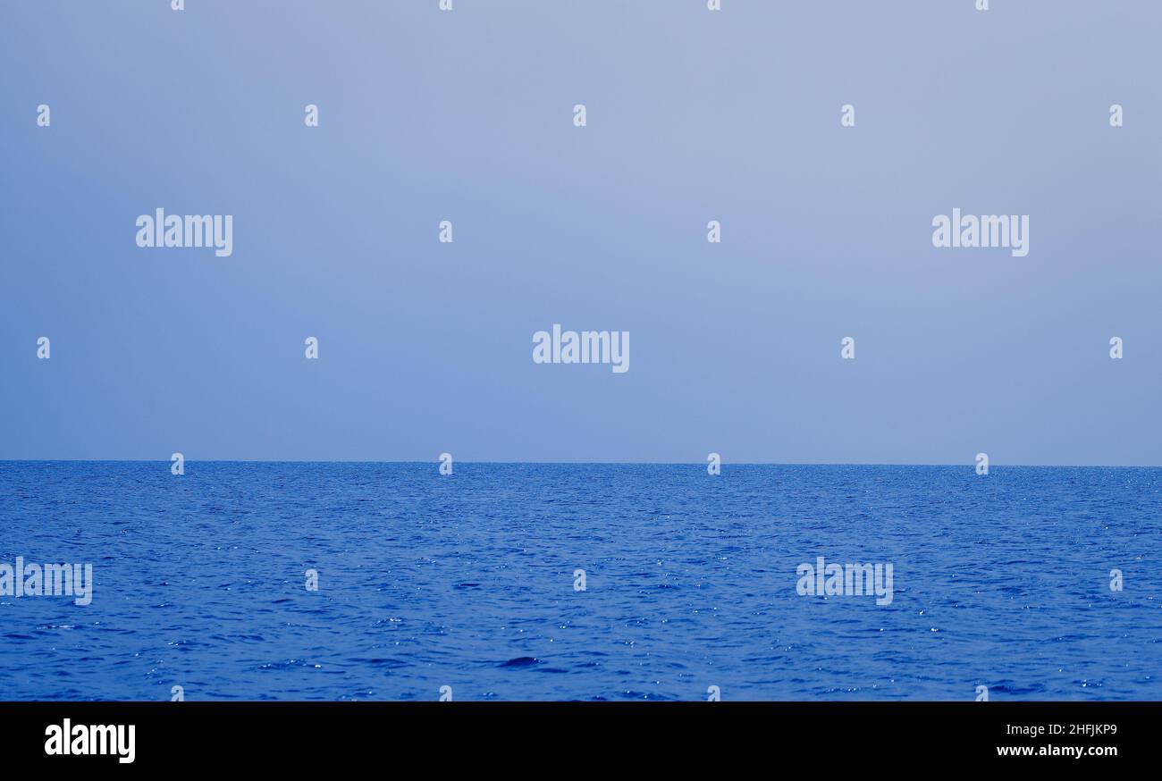 Ligne d'horizon entre la mer et le ciel en soirée d'été. Banque D'Images