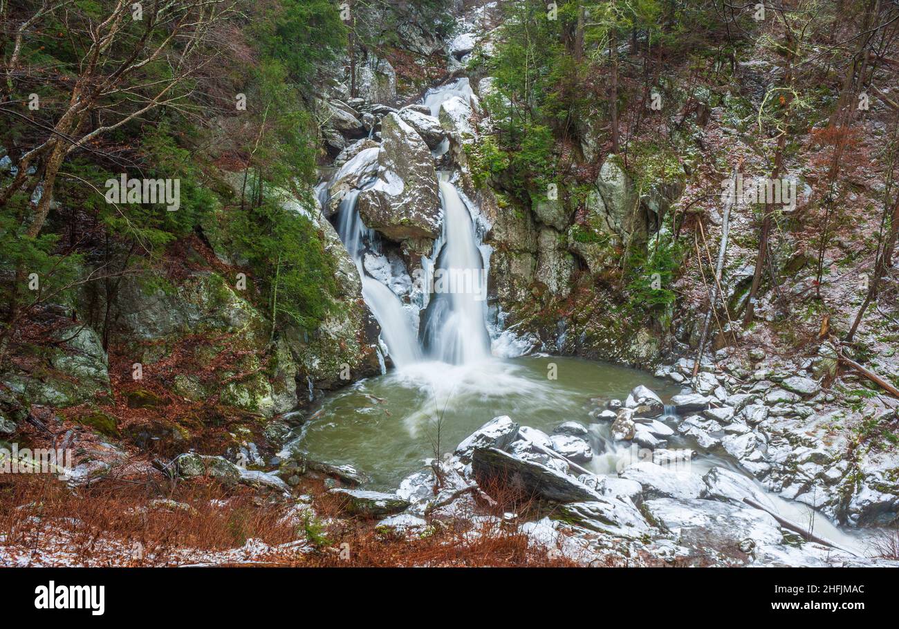 Bash Bish Falls en hiver. Situé dans le parc d'État de Bash Bish Falls, dans les montagnes Taconic, c'est la plus haute cascade du Massachusetts Banque D'Images