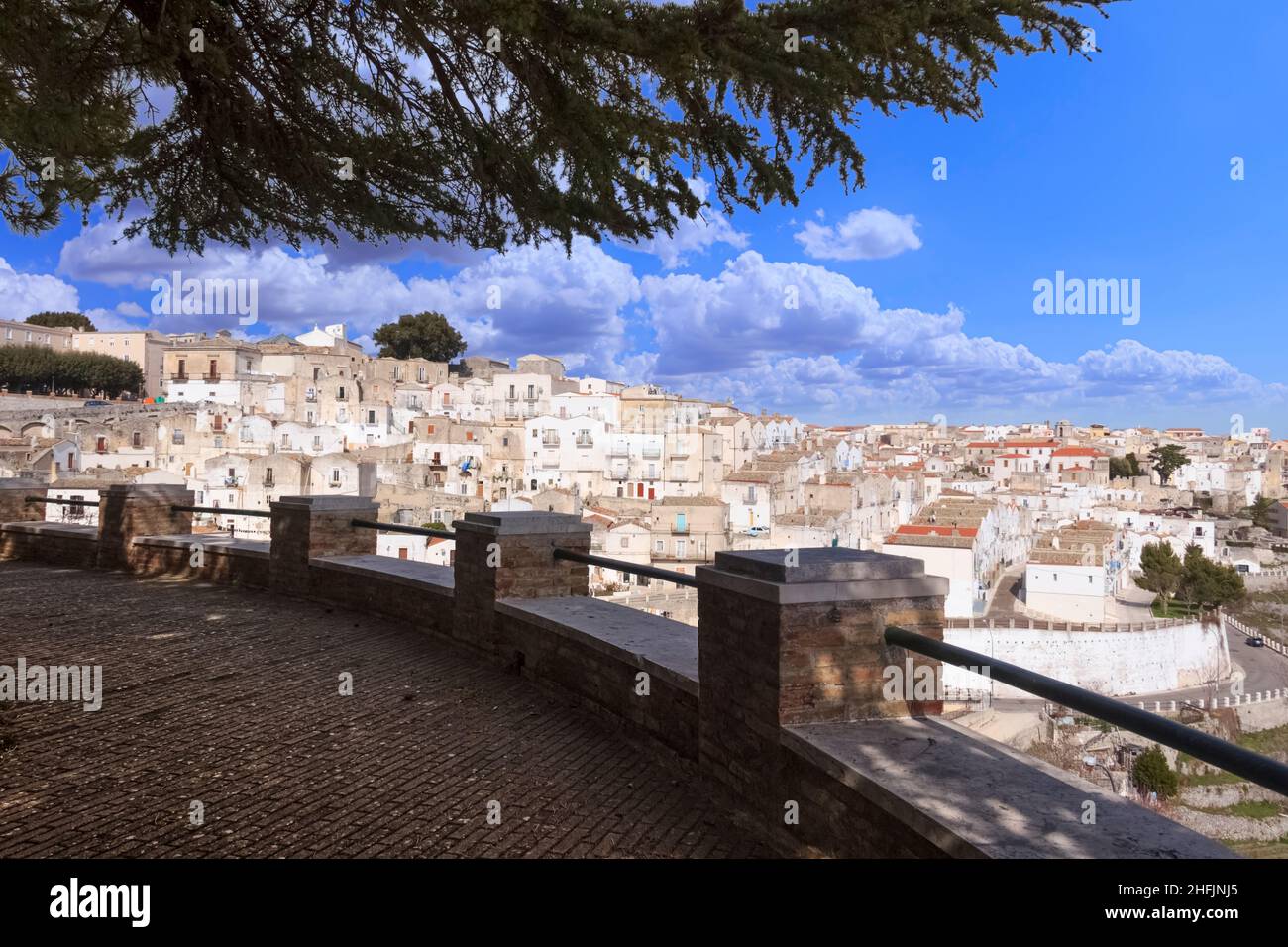 Monte Sant'Angelo est une ville sur les pentes de Gargano en Italie.Vue sur le quartier Junno caractérisé par la présence de nombreuses maisons mitoyennes. Banque D'Images