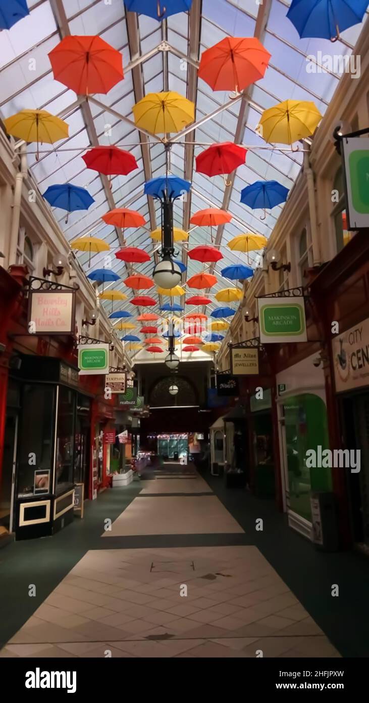 Intérieur de l'arcade Makinson, arcade victorienne élaborée avec parasols ouverts colorés couvrant le plafond.Wigan, Royaume-Uni, 06-06-2018 Banque D'Images