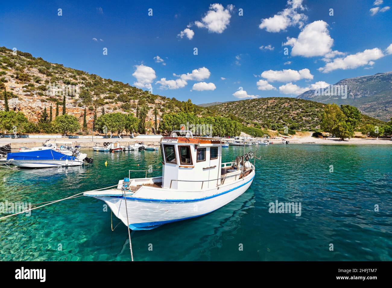 Bateaux de pêche à la plage Saranti du golfe de Corinthe, Grèce Banque D'Images