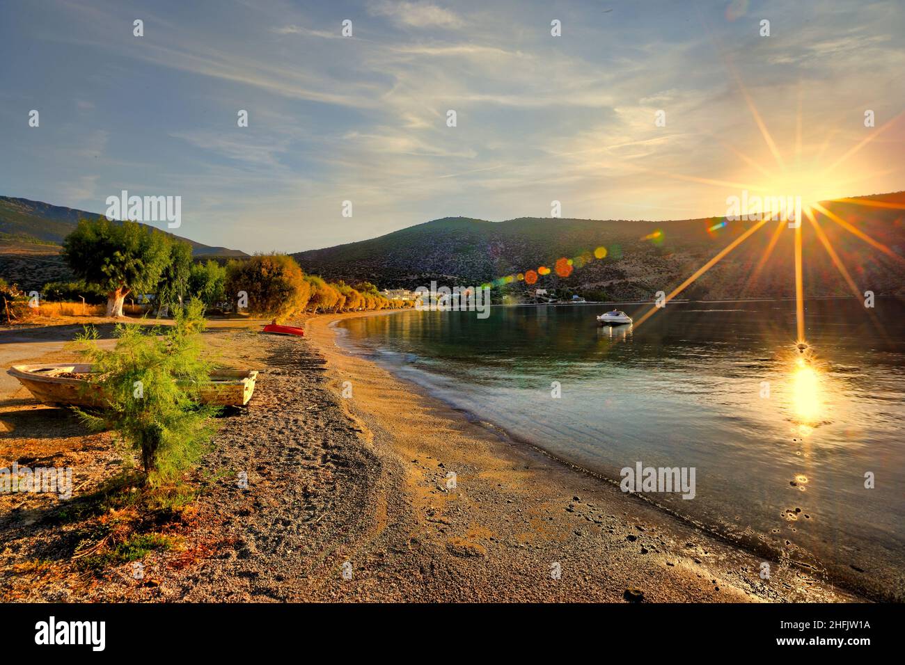 Le lever du soleil à la plage Saranti du golfe de Corinthe, Grèce Banque D'Images