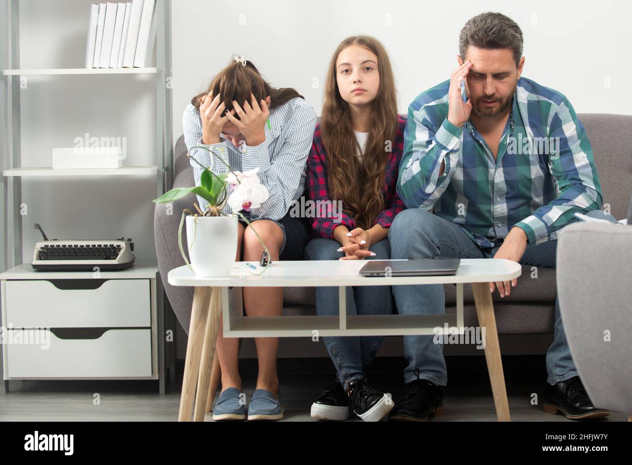 Problème de parents psychologiques.Trouble couple avec enfant malheureux adolescent discutant des problèmes dans la famille de souci.Conflits couple conjugal avec enfants Banque D'Images