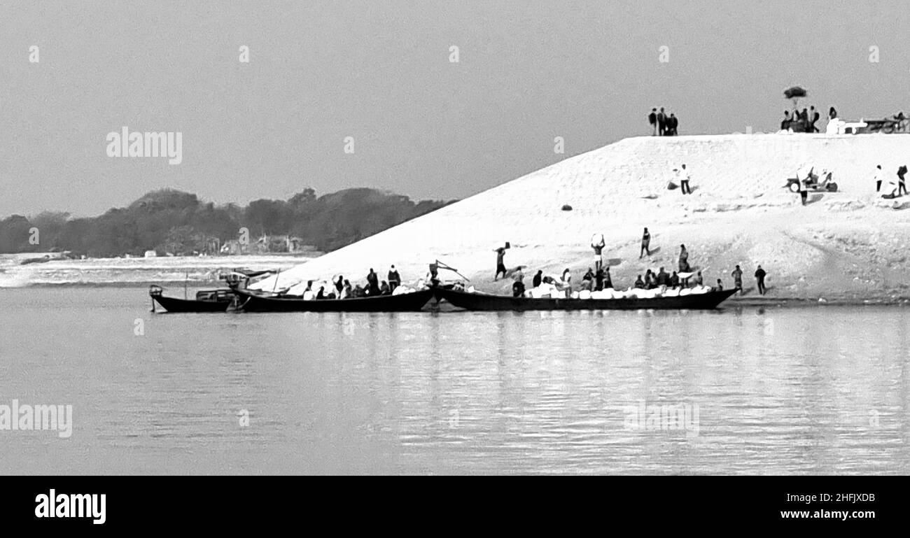 Des bateaux en bois locaux ont été déportés le long des rives de la rivière Meghna, attendant des passagers ou des touristes, à Rajshahi, une division du nord-ouest du Bangladesh.La rivière Meghna est l'un des principaux fleuves du Bangladesh, l'un des trois qui forment le delta du Gange le plus grand delta de la terre, qui se jette dans la baie du Bengale.Le Meghna est formé en raison de la confluence des rivières Surma et Kushhiyara provenant des régions montagneuses de l'est de l'Inde jusqu'à Chandpur.Meghna est hydrographiquement appelé Meghna supérieur.Une fois que le Padma rejoint, il est appelé le Meghna inférieur. Banque D'Images