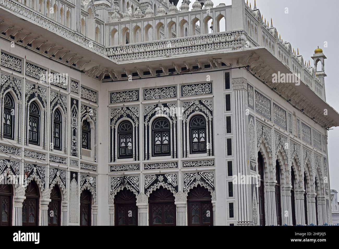 Fenêtre en bois avec versets en calligraphie arabe de Chota Imambara initialement une salle de congrégation pour les musulmans chiites.Construit par Muhammad Ali Shah, Lucknow, Banque D'Images