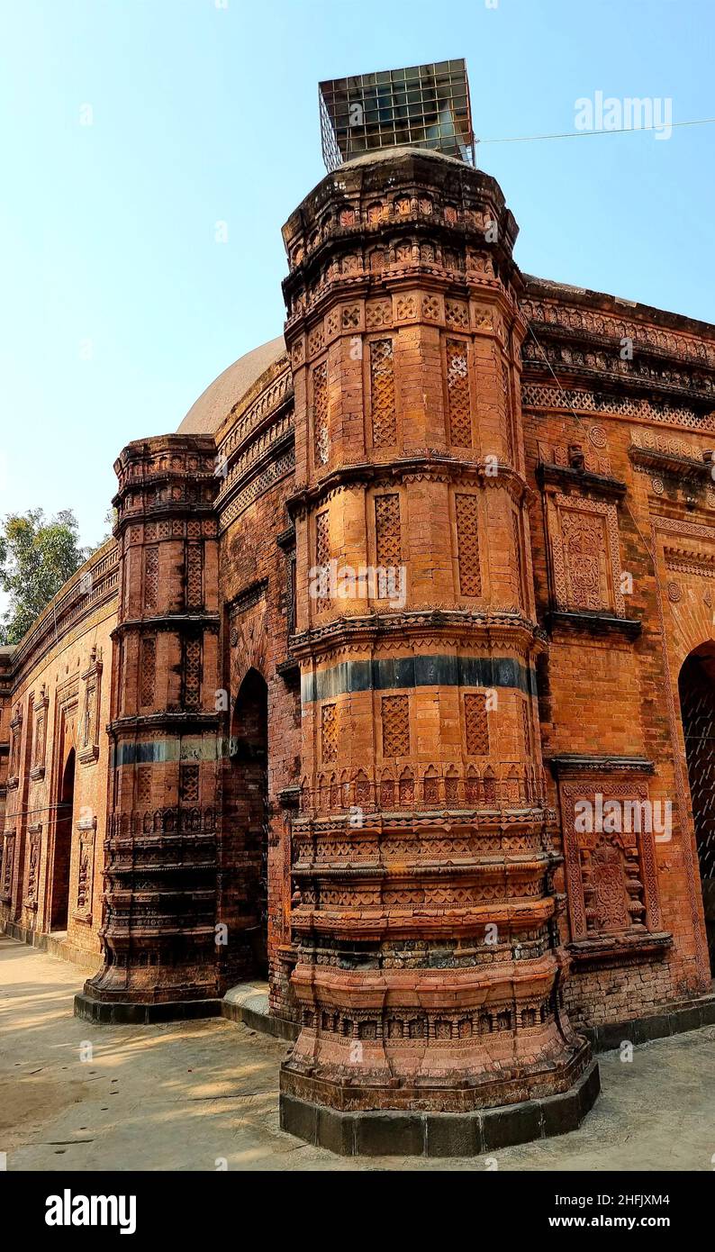 Des vestiges de différentes mosquées en terre cuite et en briques, construites au cours du 12th à 16th siècle, se trouvent à Naogaon et Chapai Nawabganj, les deux districts de la division Rajshahi.Le Rajshahi moderne se trouve dans l'ancienne région de Pundravardhana.La fondation de la ville date de 1634, selon des documents épigraphiques au mausolée de Soufi saint Shah Makdum.La région a accueilli une colonie hollandaise au 18th siècle.La municipalité de Rajshahi a été constituée pendant le Raj britannique en 1876.De nombreuses mosquées ont été construites au cours des cinq siècles et demi de domination musulmane avant la période coloniale britannique, b Banque D'Images