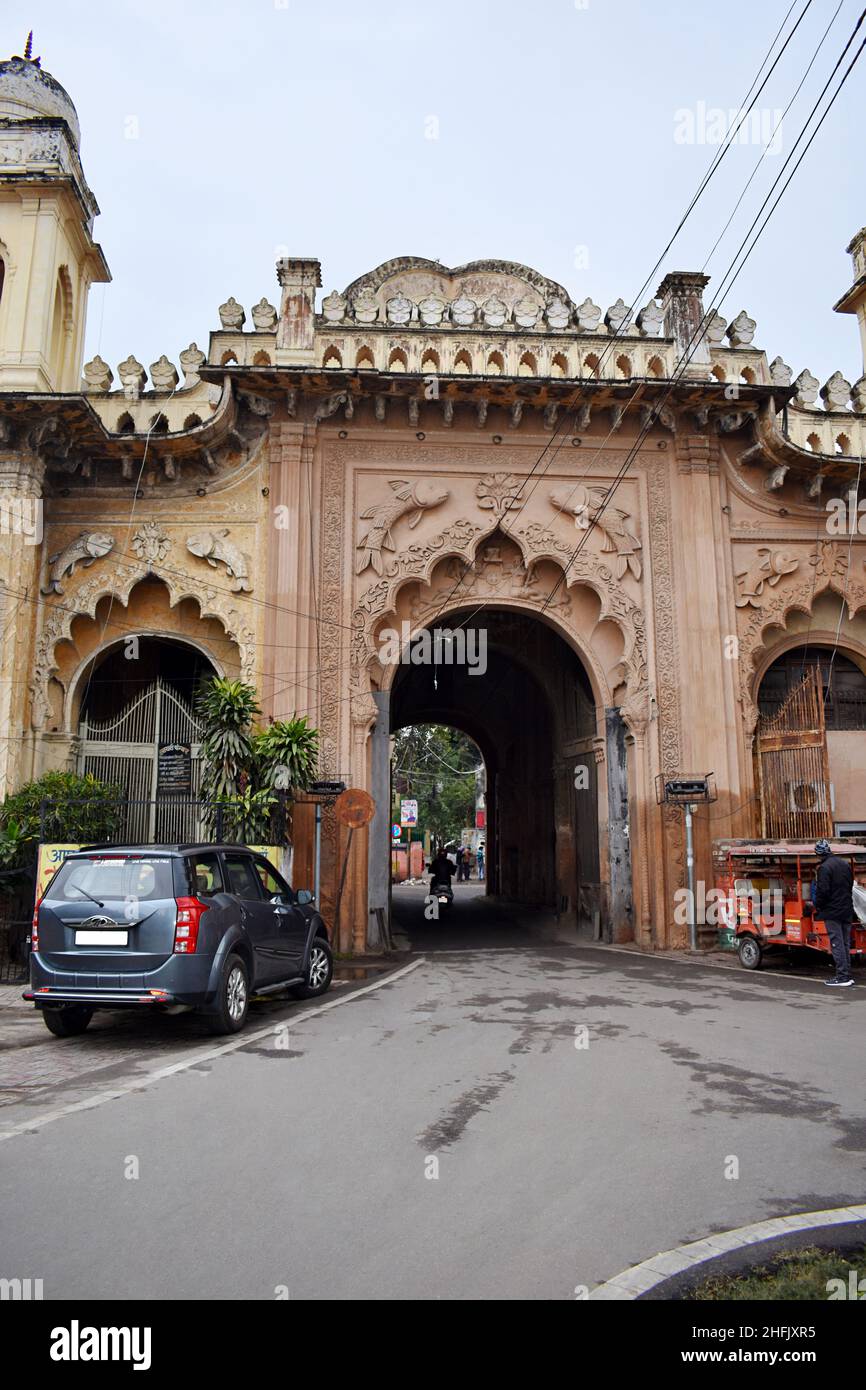 Lakhi Darwaza, face est de la porte ouest, complexe de palais de Qaiser Bagh construit en 1848-1850 par Nawab Wajid Ali Shah d'Awadh, Lucknow, Banque D'Images