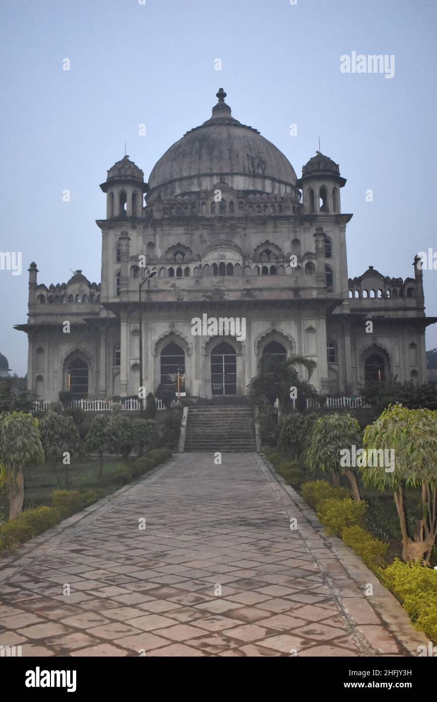 Façade de la tombe de Saadat Ali Khan, construite par Ghazi-ud-DIN Haider le premier roi d'Awadh.Qaisar Bagh, Lucknow, Uttar Pradesh, Inde Banque D'Images