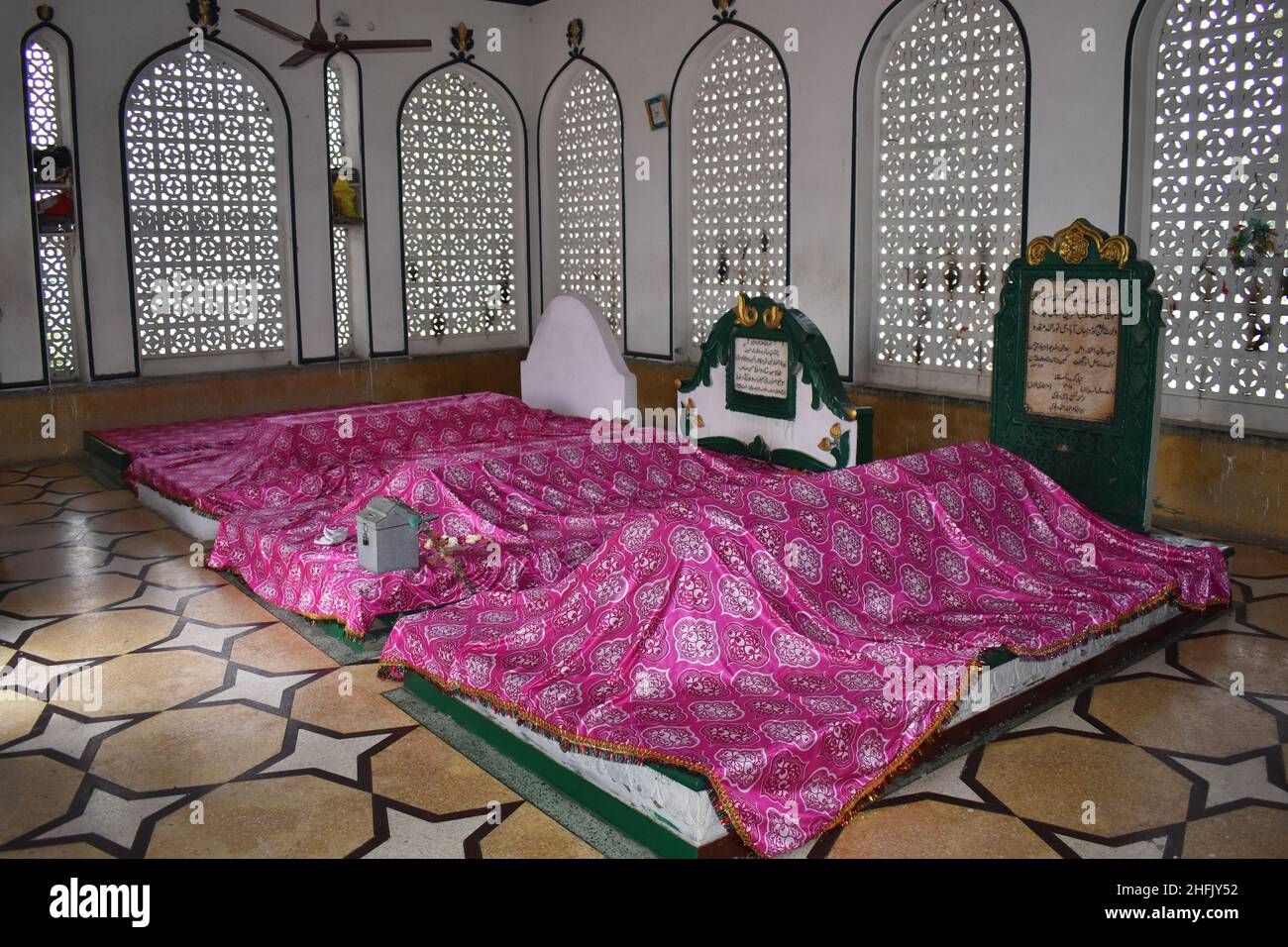 Trois tombes jouxtant le tombeau de Shah PIR Mohammed à Teele Wali Masjid, Lucknow, Uttar Pradesh, Inde Banque D'Images